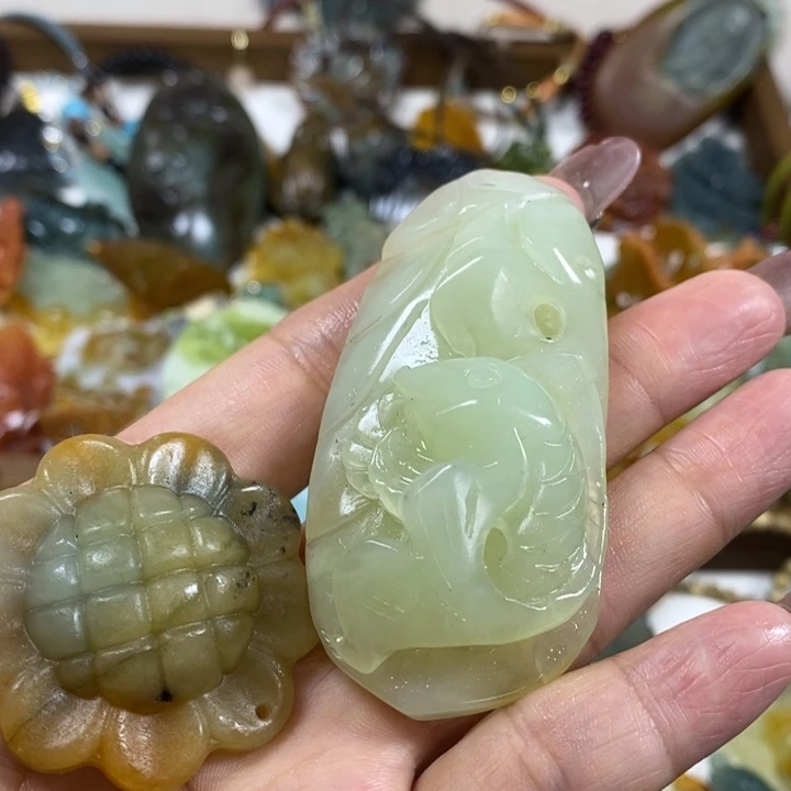 未镶嵌蛇纹石玉吊坠