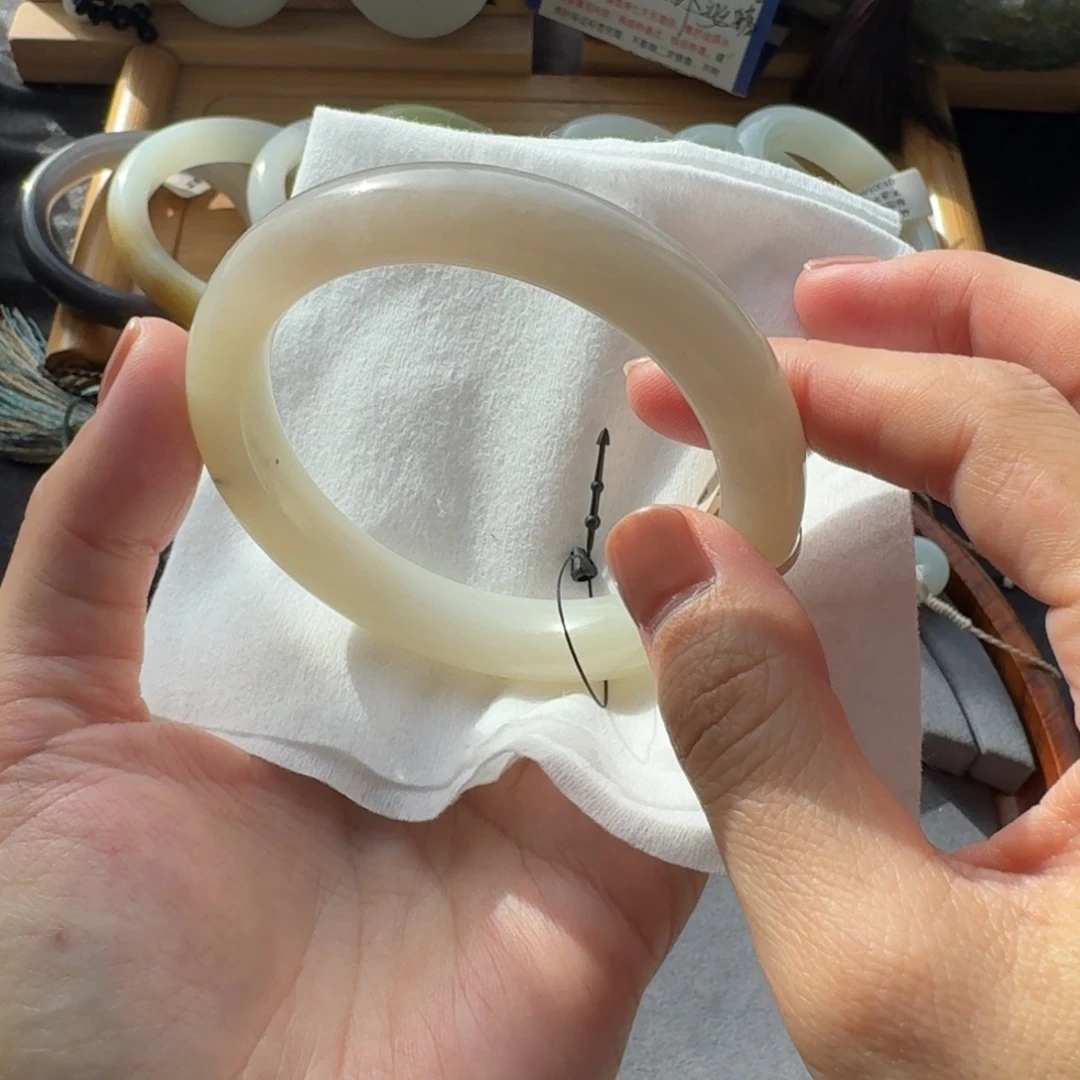 和田玉未镶嵌手镯