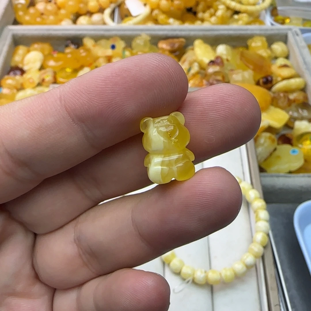 每****琥珀未镶嵌裸石1.08克有瑕