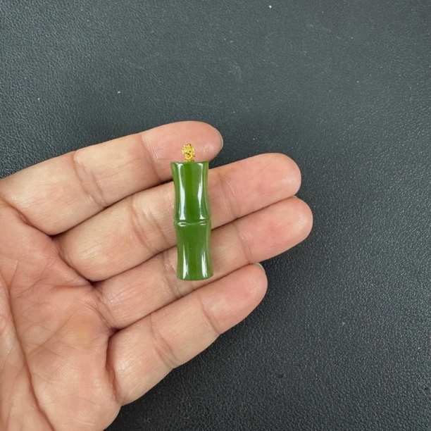 【冰胶辣阳绿18K竹节】俄碧玉冰胶辣阳绿老料约28.5*10*5.2mm吊坠