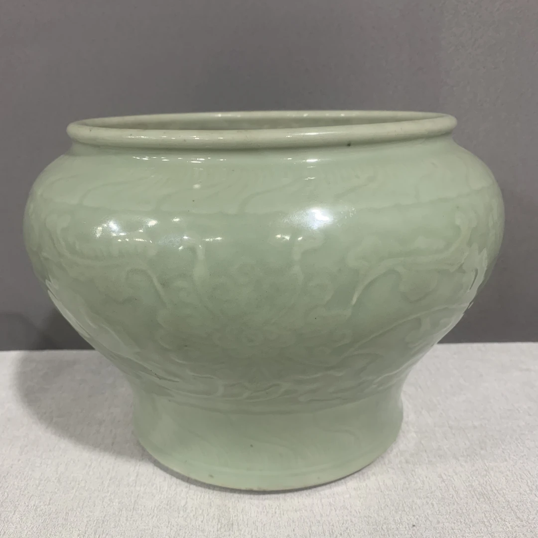 A0910378 清中期 青釉暗刻花卉纹敞口尊（高度17 肚径22.5口径18）