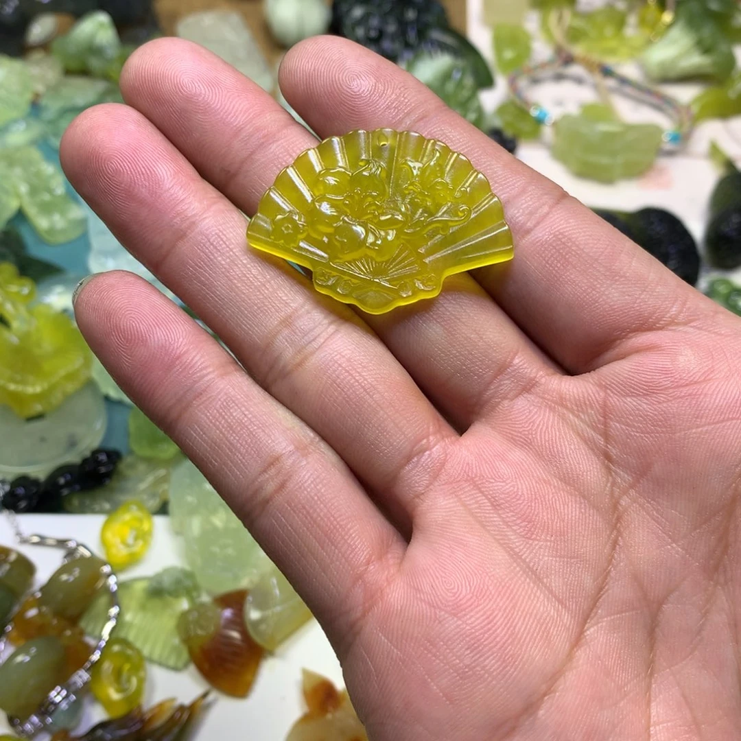 岫玉颈饰未镶嵌扇子