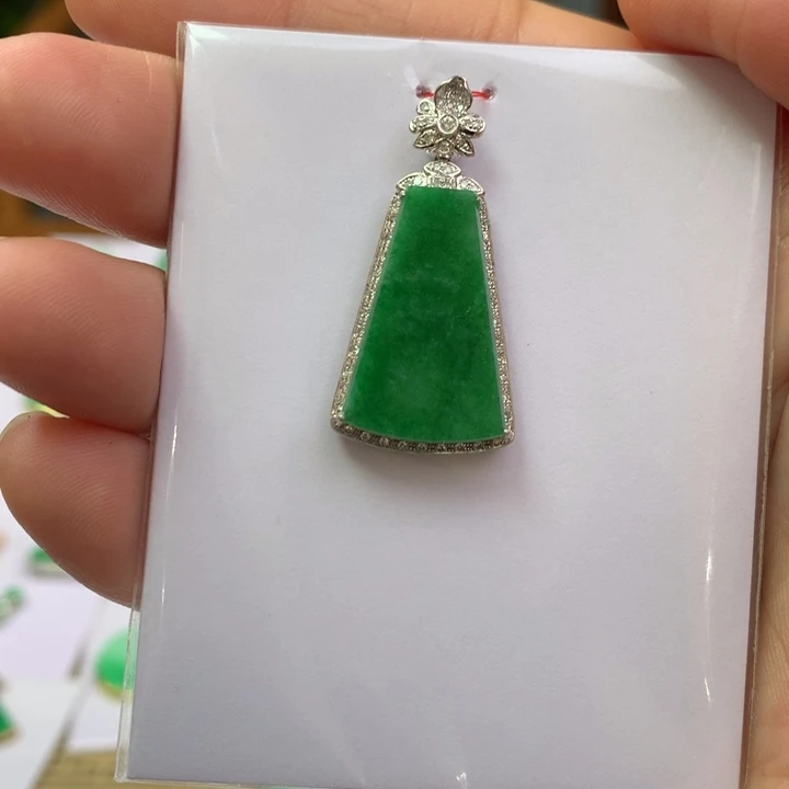 翡翠颈饰18K金镶嵌翡翠吊坠