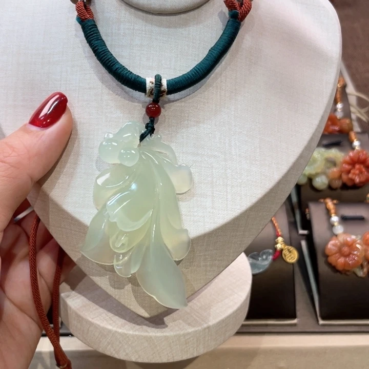 蛇纹石玉颈饰未镶嵌