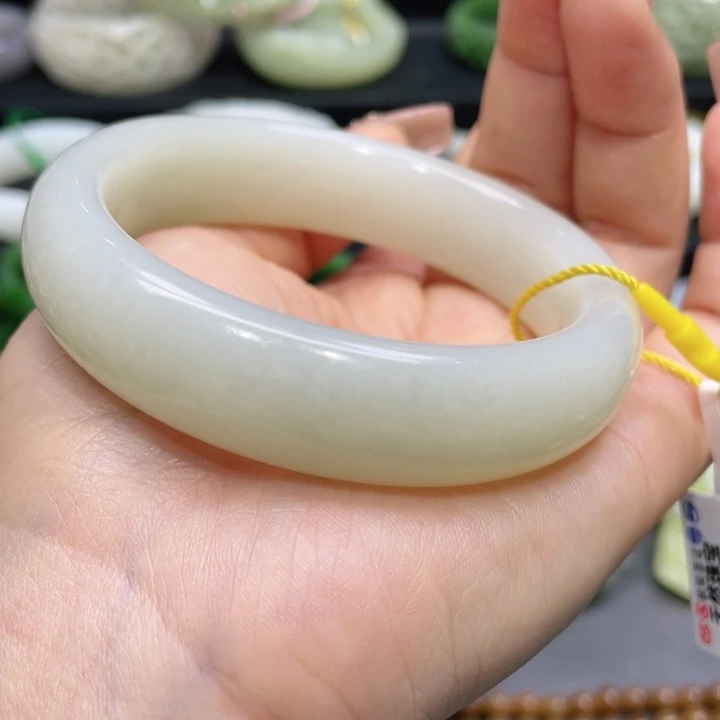 和田玉手镯59+圈口。编号33未镶嵌