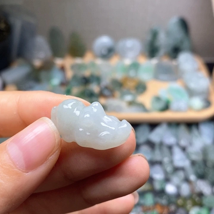 默***莎翡翠未镶嵌颈饰鳄鱼