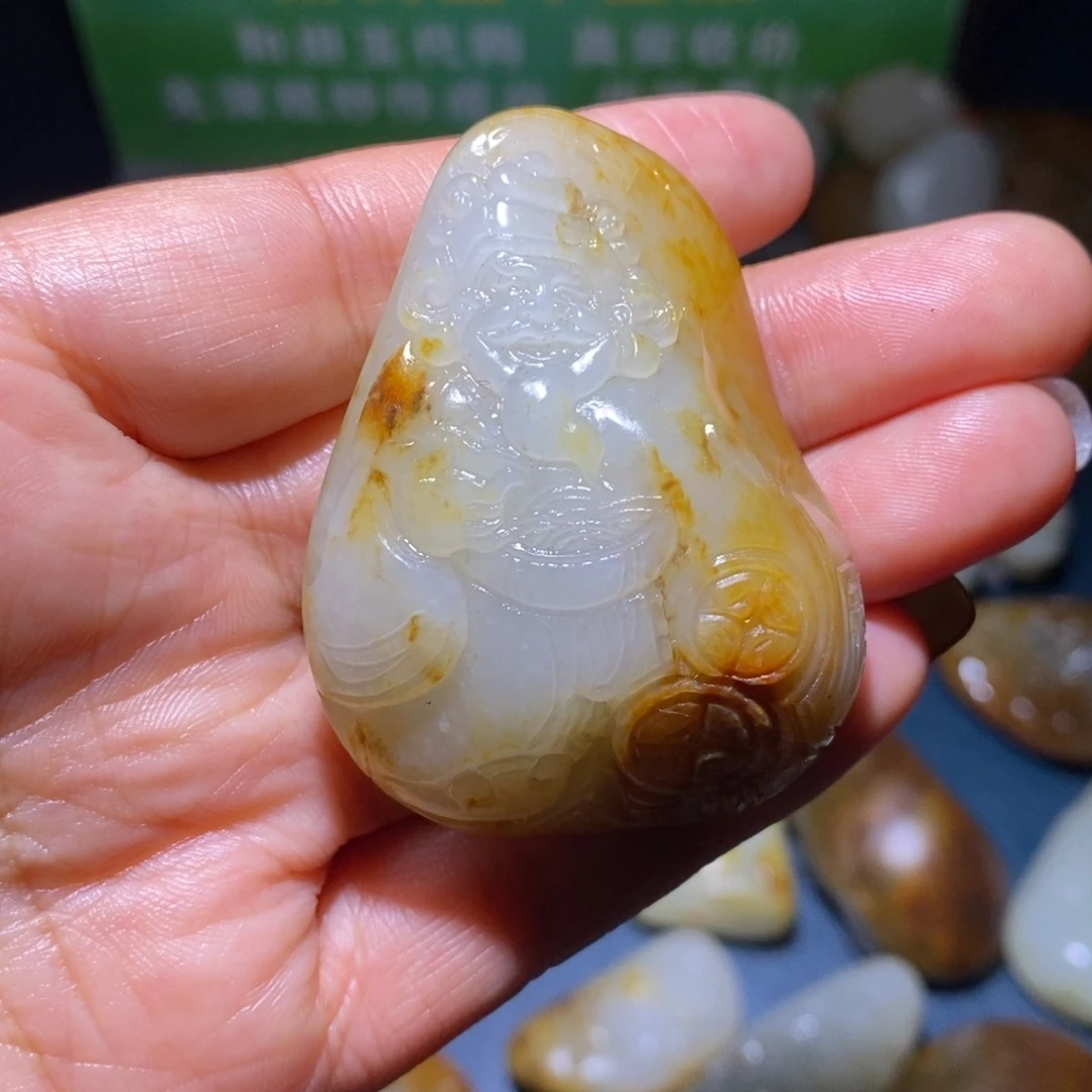 。***尘和田玉未镶嵌颈饰