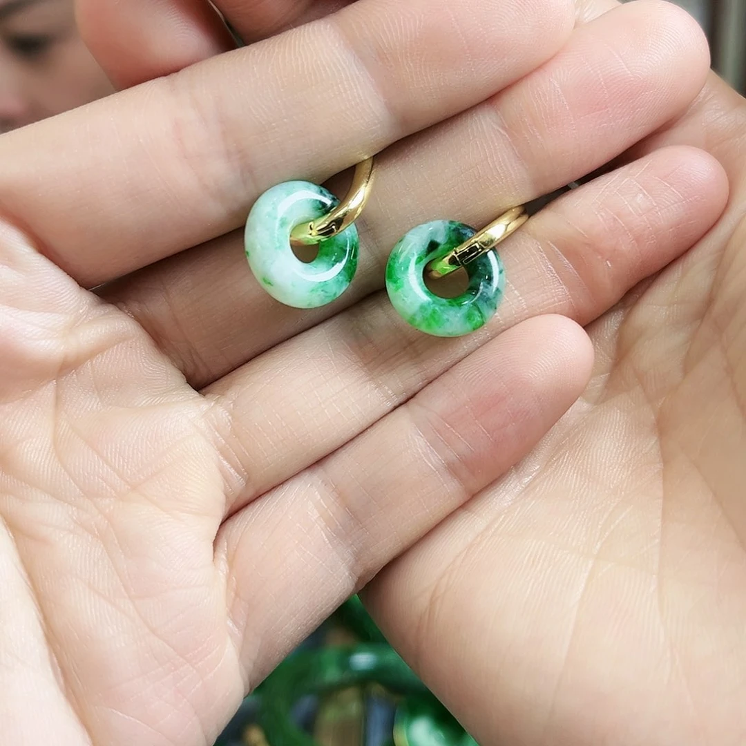 翡翠颈饰未镶嵌耳饰