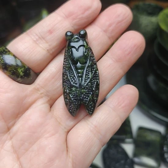 蛇纹石玉未镶嵌金蝉挂件