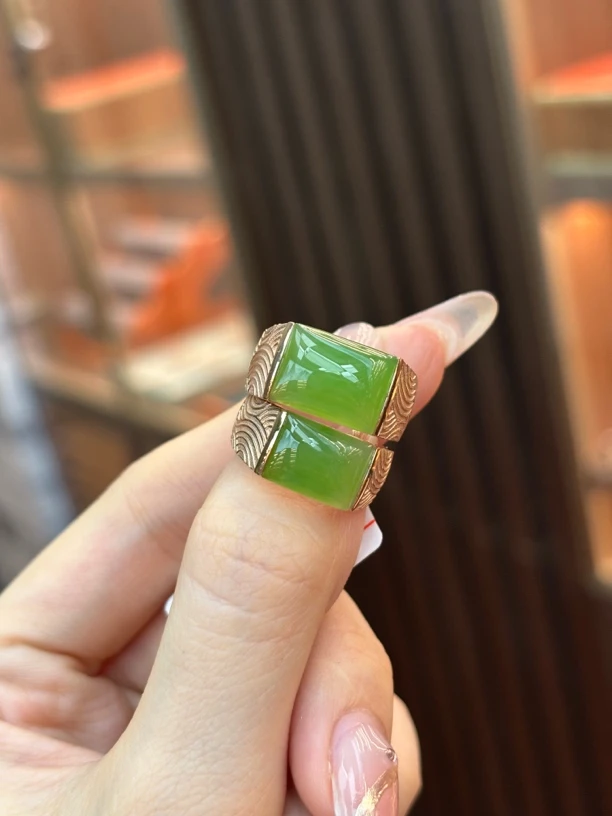 3726 和田玉18k金镶嵌碧玉戒指 规格约：14.5*9.5多样性发其一