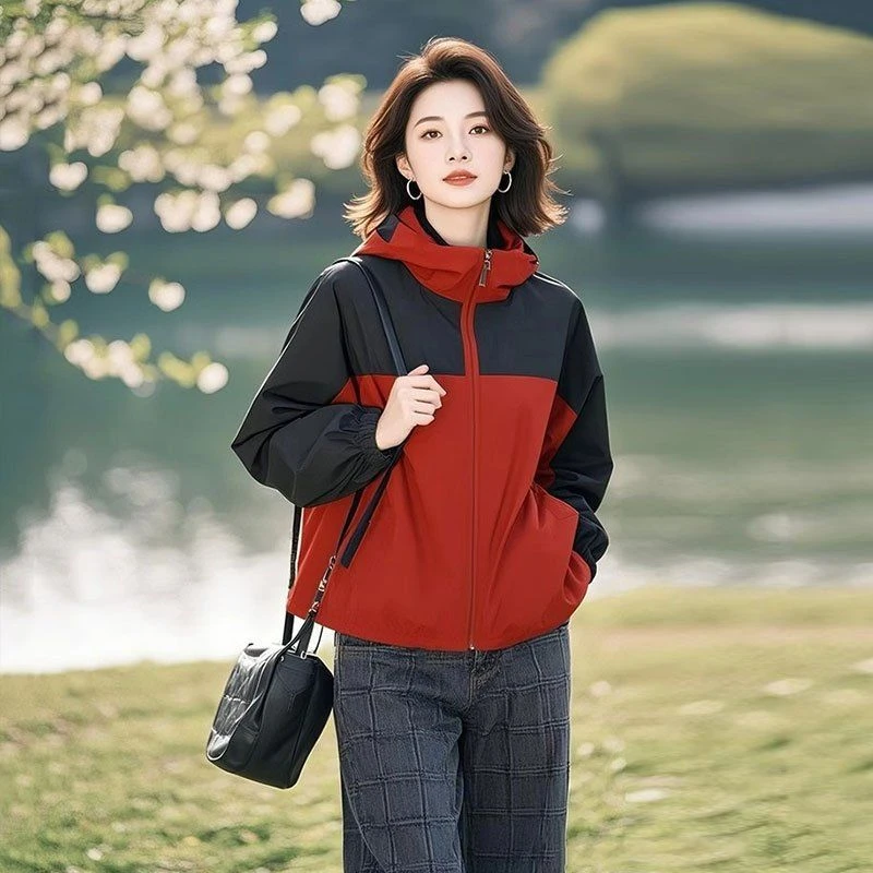 2025开冬拼色超火独特好看小个子百搭高级休闲红色连帽冲锋衣外套