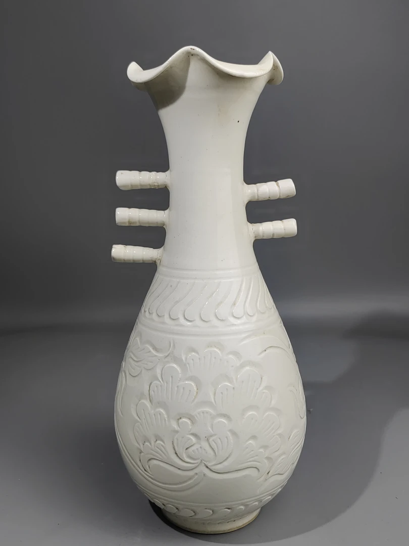 白釉刻花琵琶型花口瓶陶瓷
