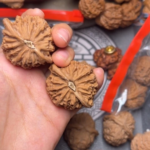 达***达把件文玩核桃宫灯