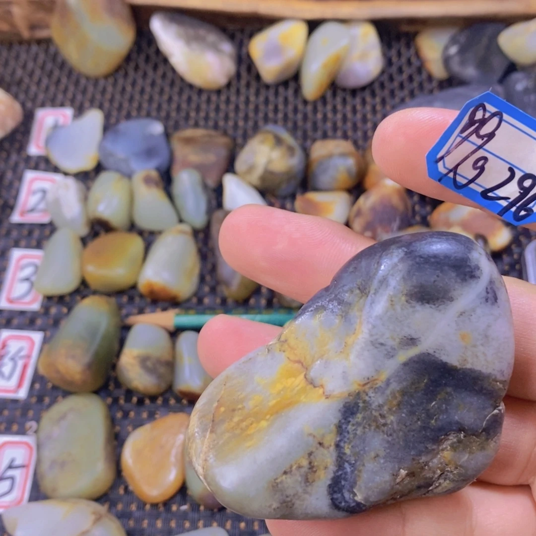 颈饰未镶嵌和田玉（糖玉）