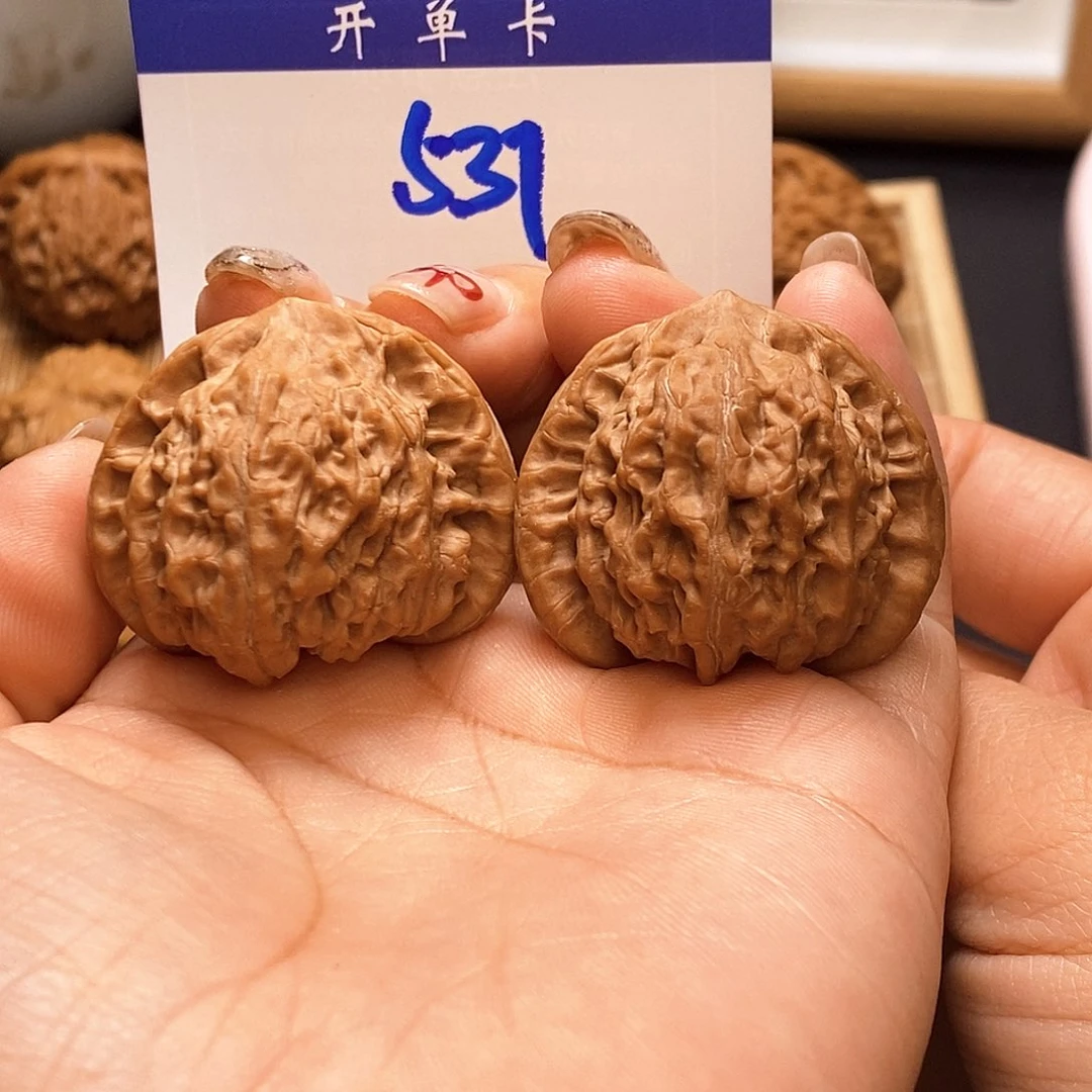 桃核吊坠红狮子38无刀痕s