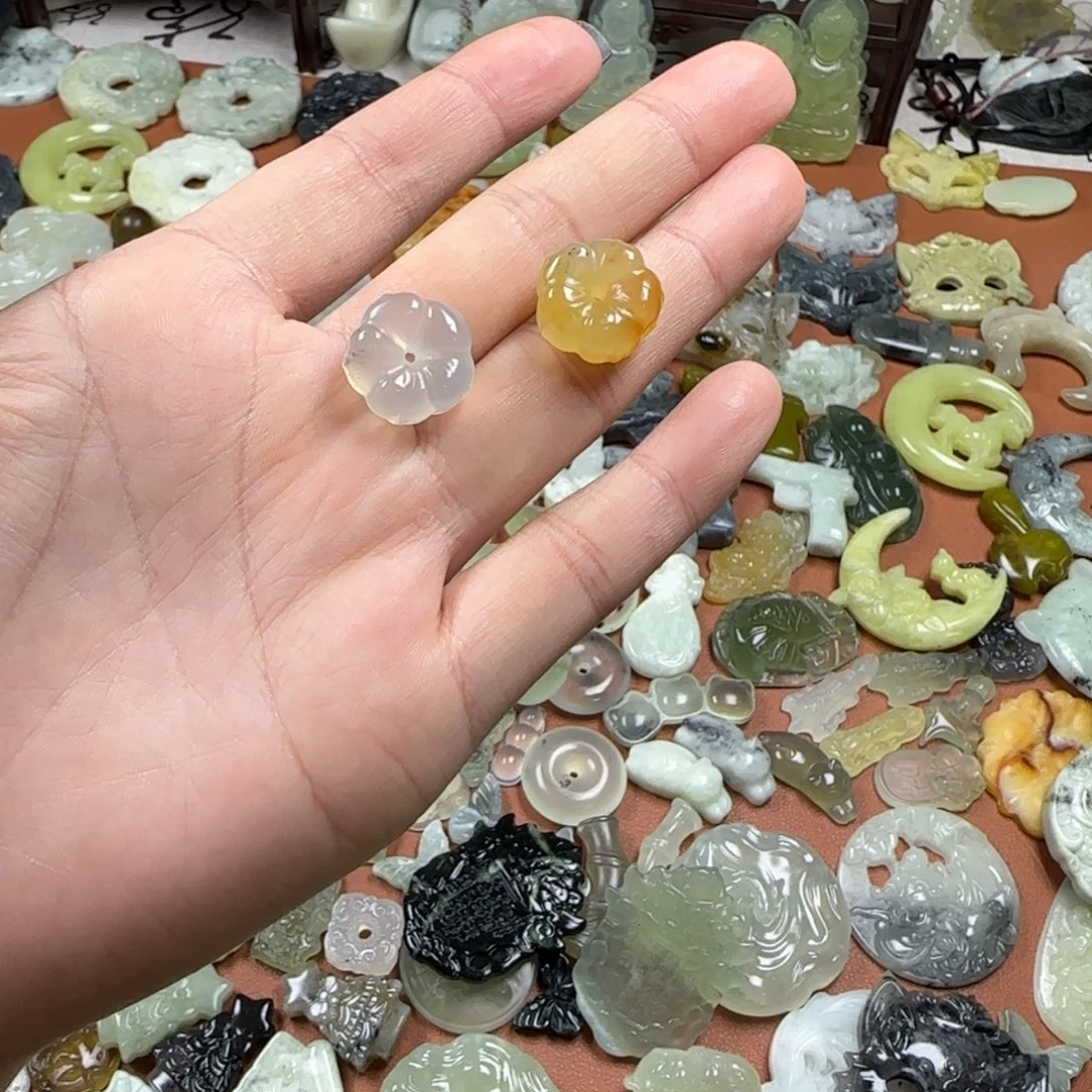 蛇纹石玉未镶嵌颈饰小花花，两个