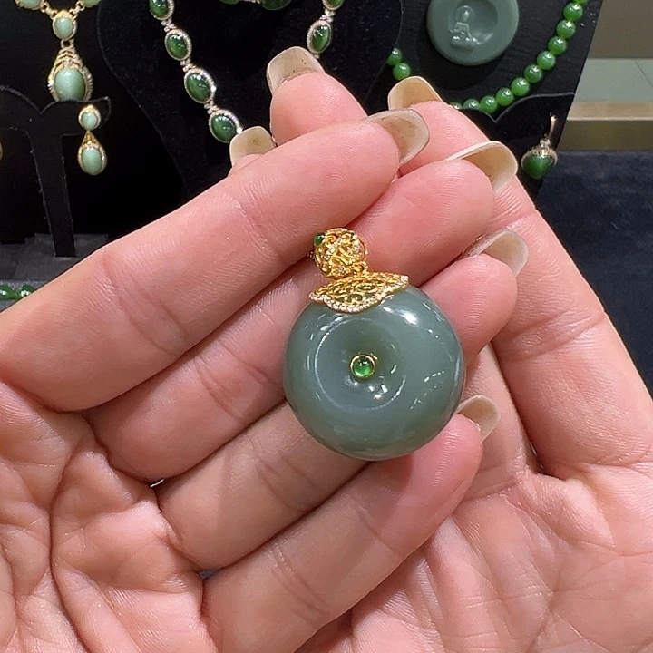 和田玉18K金镶嵌颈饰