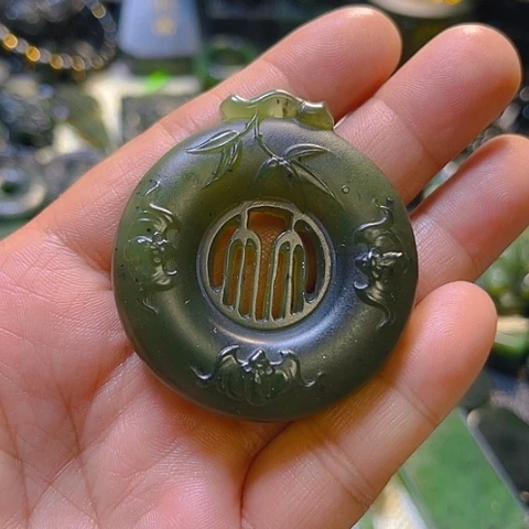 蛇纹石玉颈饰未镶嵌