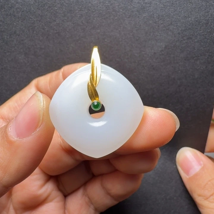 和田玉18K金镶嵌颈饰