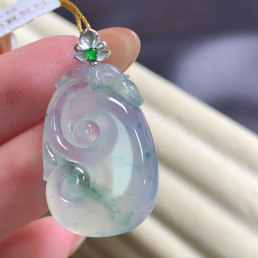 翡翠18K金镶嵌颈饰如意