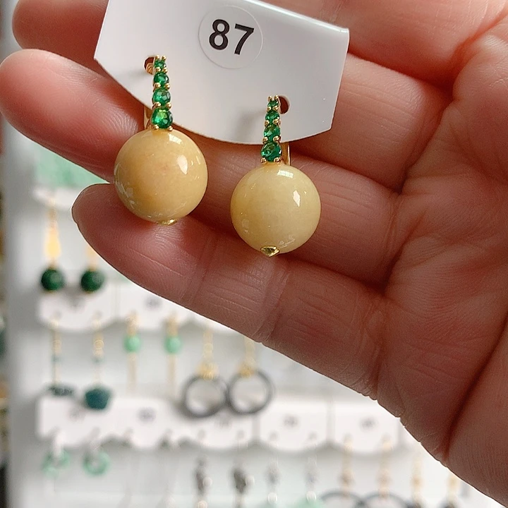 翡翠耳饰未镶嵌翡翠