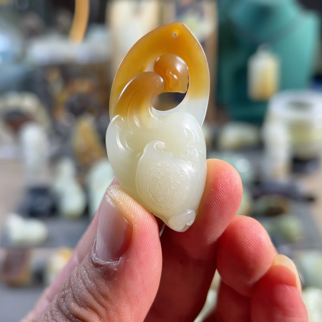 和田玉未镶嵌颈饰且未金山