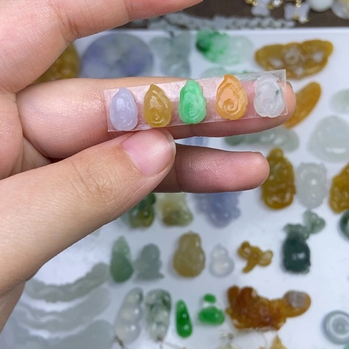 定制翡翠未镶嵌五色祥云