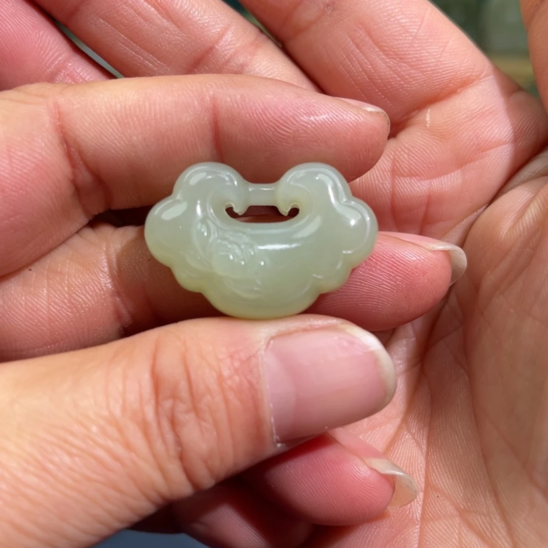 和田玉颈饰未镶嵌在***。