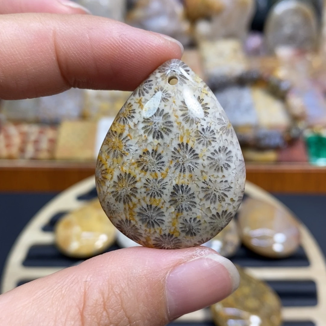 硅化玉未镶嵌颈饰K7