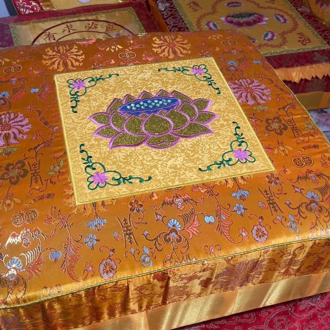 王***妮绸缎50黄内方金莲2个