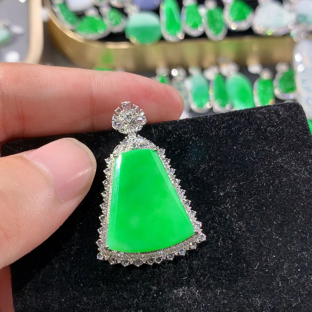 翡翠18K金镶嵌颈饰