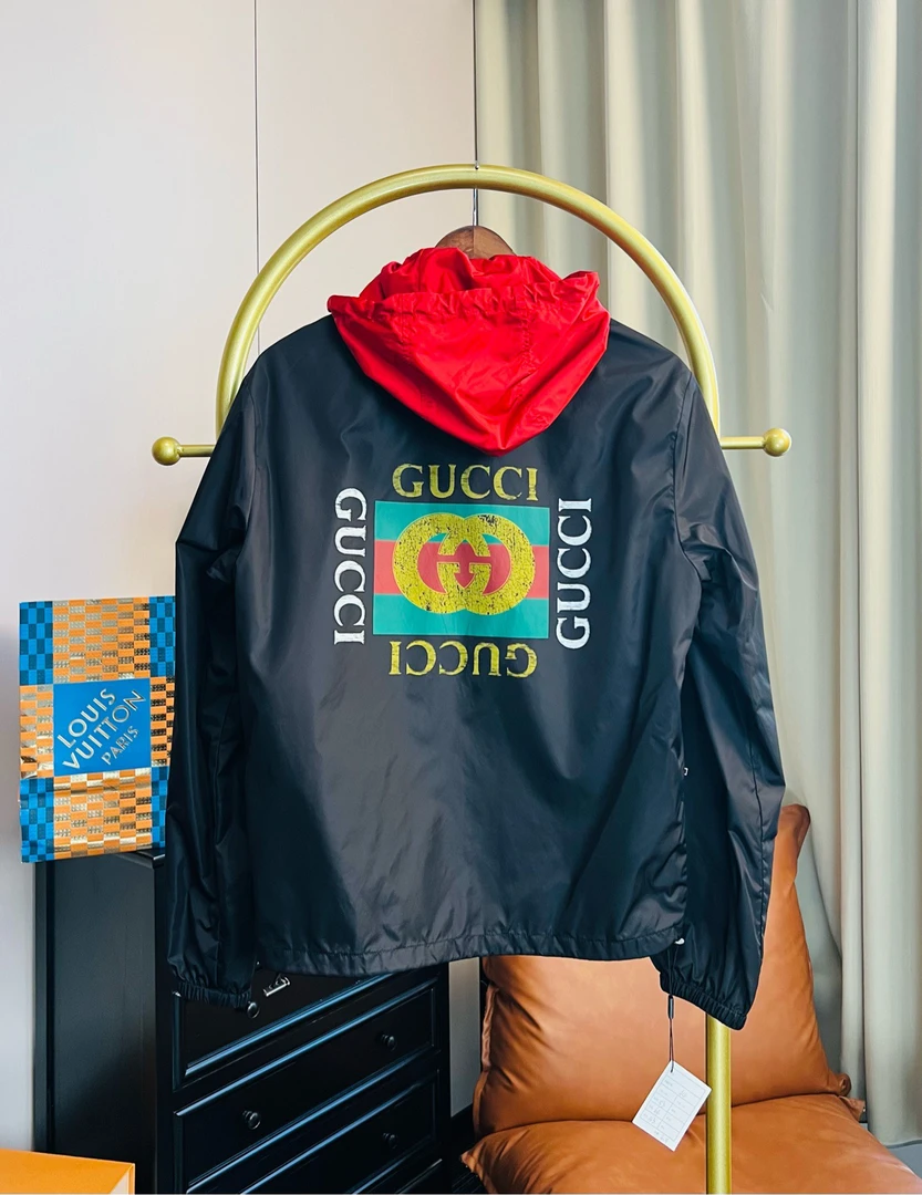 99新 GUCCI/古驰 黑红背后logo连帽冲锋衣