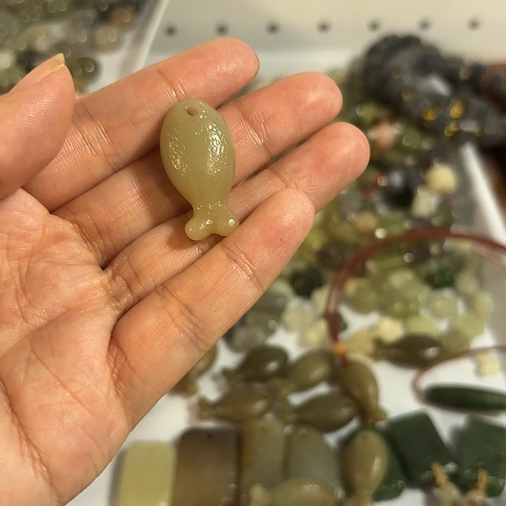 了***沐透闪石质玉未镶嵌手链