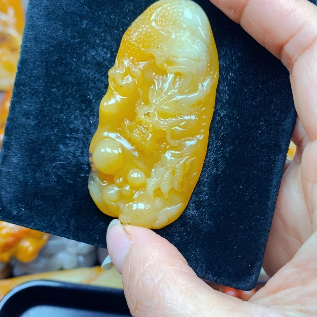 未镶嵌石英质玉（黄龙玉）颈饰