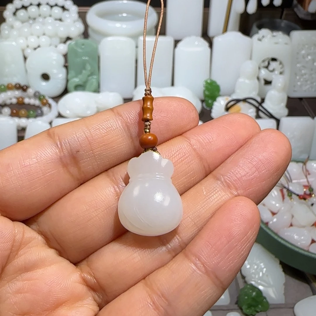 和田玉颈饰未镶嵌翡*缘