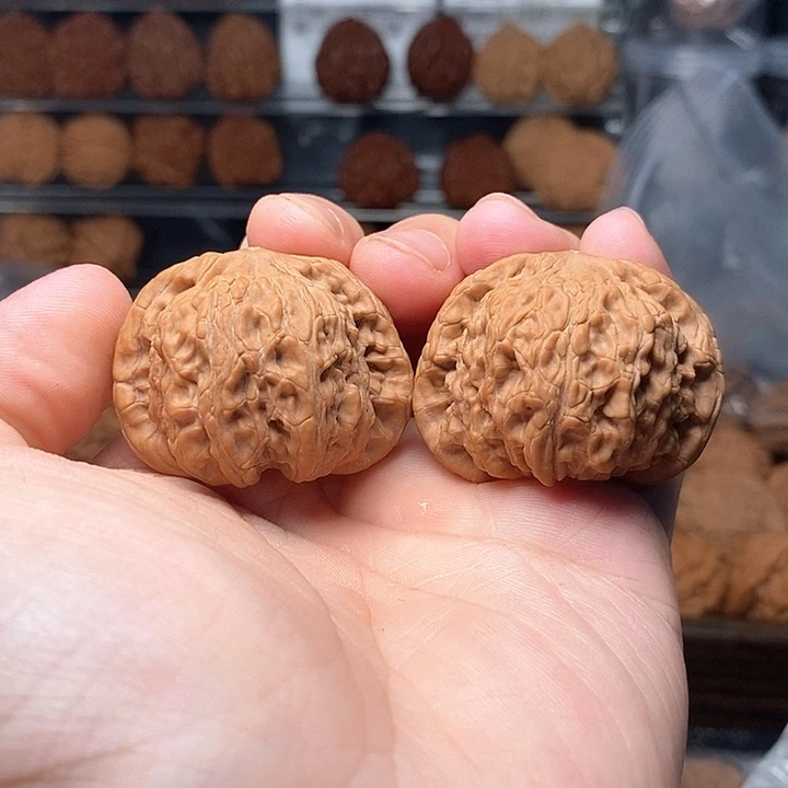1文玩核桃燕山第一闷40-172