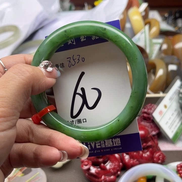 和田玉手镯未镶嵌小**?