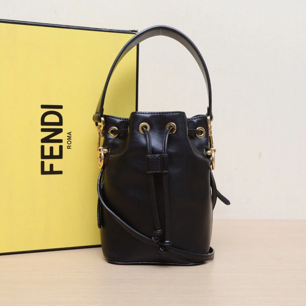 95新 FENDI/芬迪 【娇】MON TRESOR 迷你水桶包 皮革C 金扣 683958
