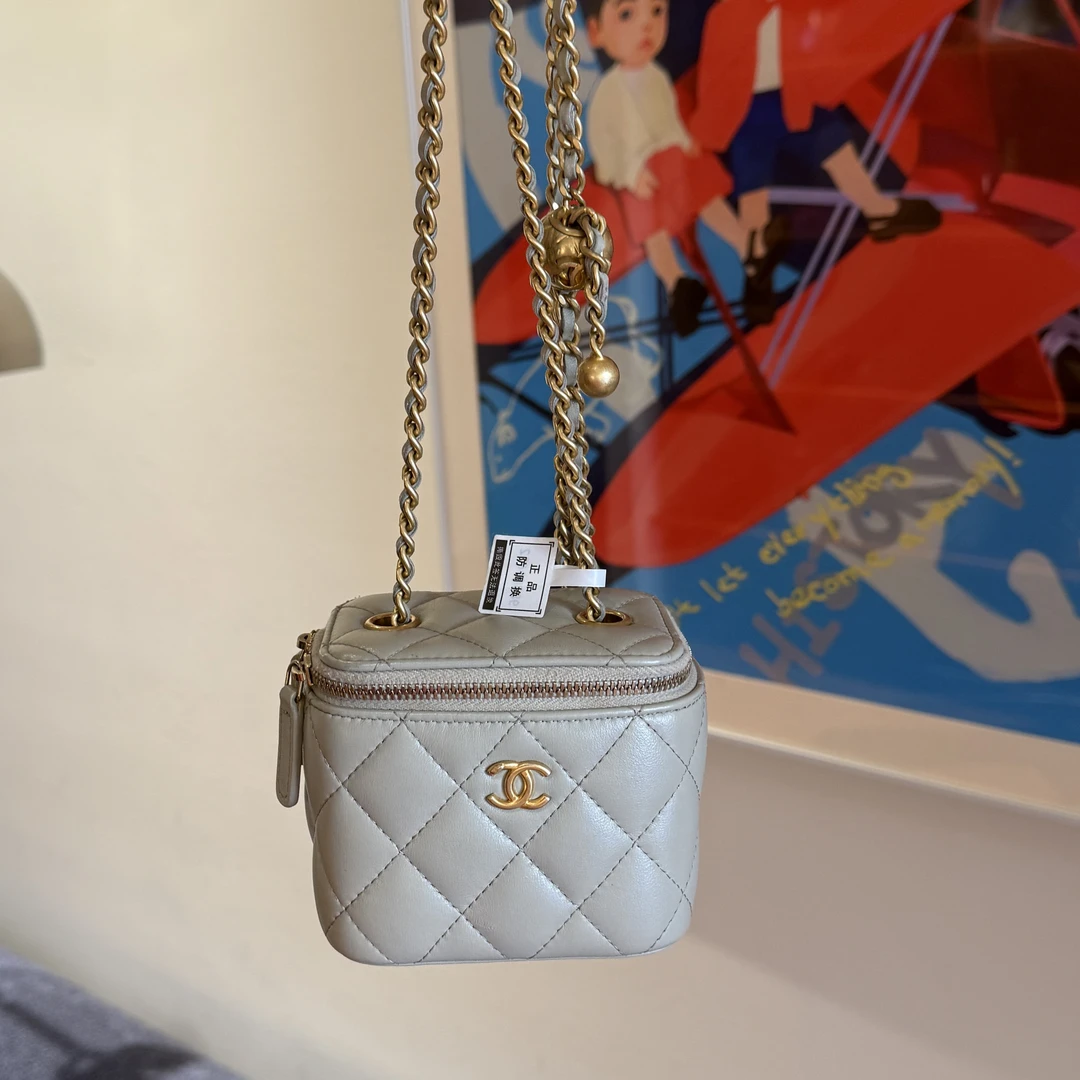99新 Chanel/香奈儿 金球小盒子 淡灰色 羊皮 31开