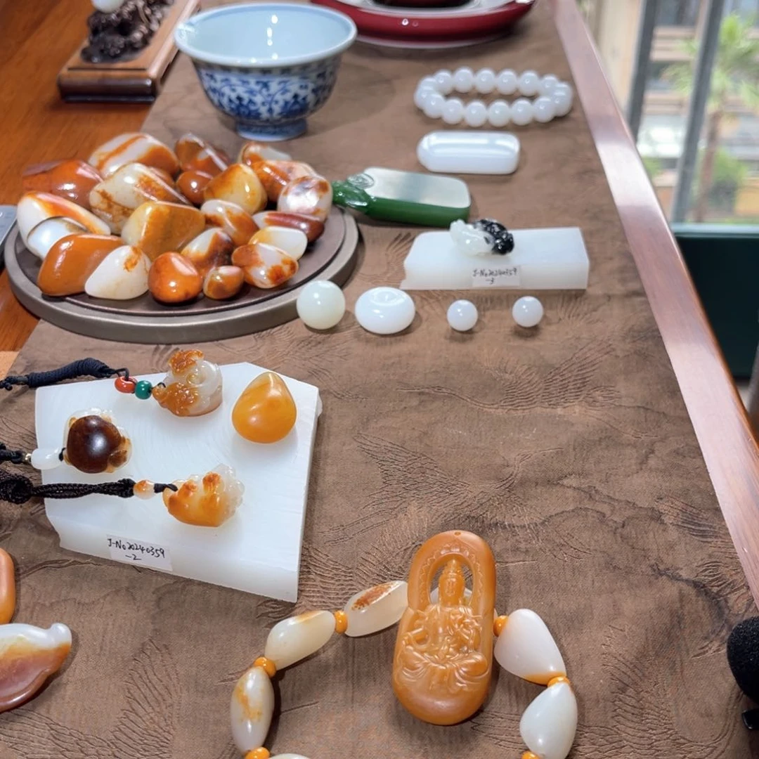 卡***世和田玉未镶嵌挂件和田玉