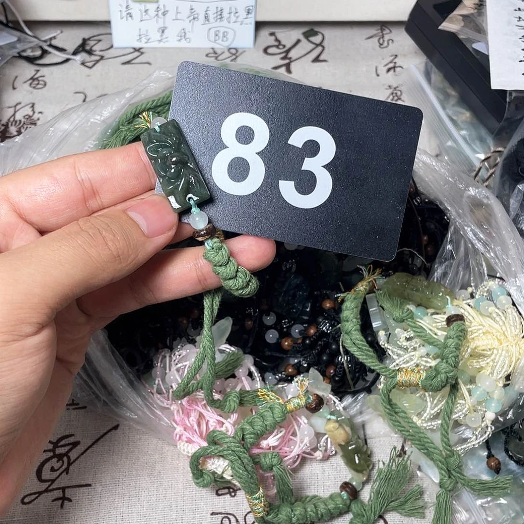 蛇纹石玉颈饰合金