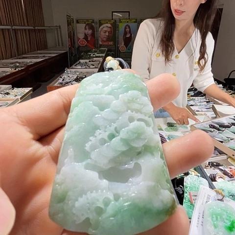 翡翠未镶嵌颈饰一个