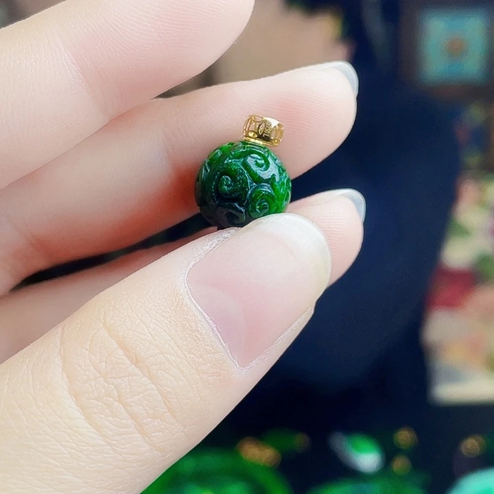 翡翠18K金镶嵌颈饰多样性