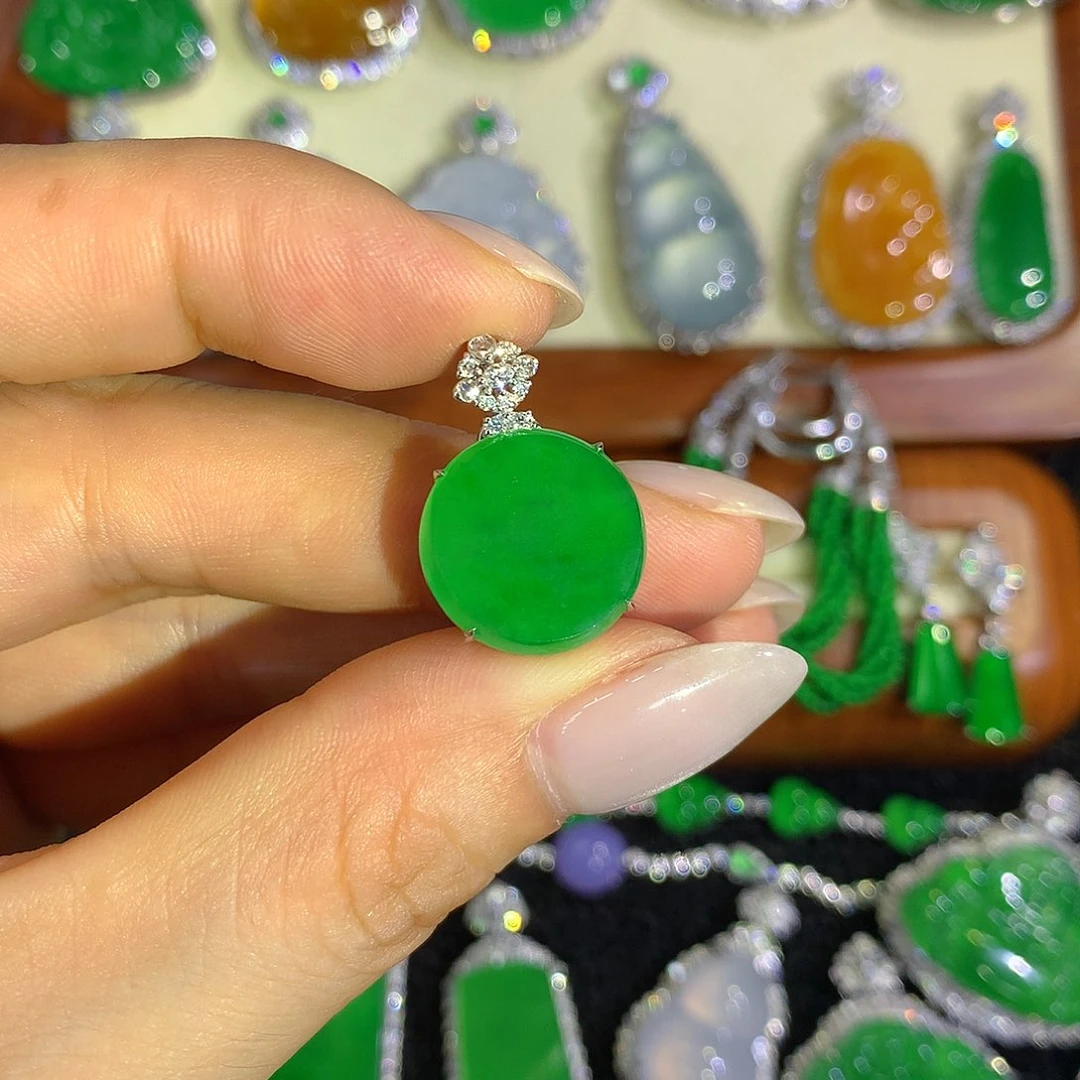 翡翠18K金镶嵌颈饰圆牌