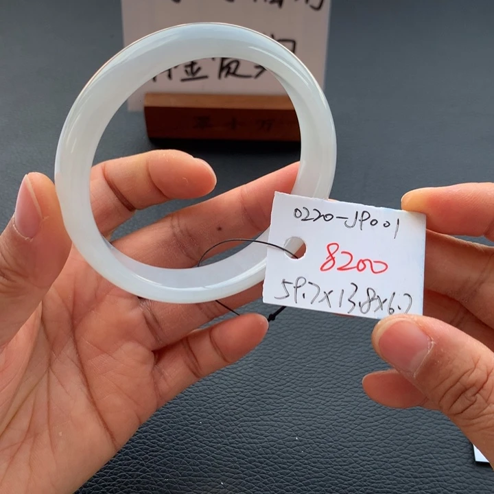 翡翠手镯未镶嵌翡翠手镯