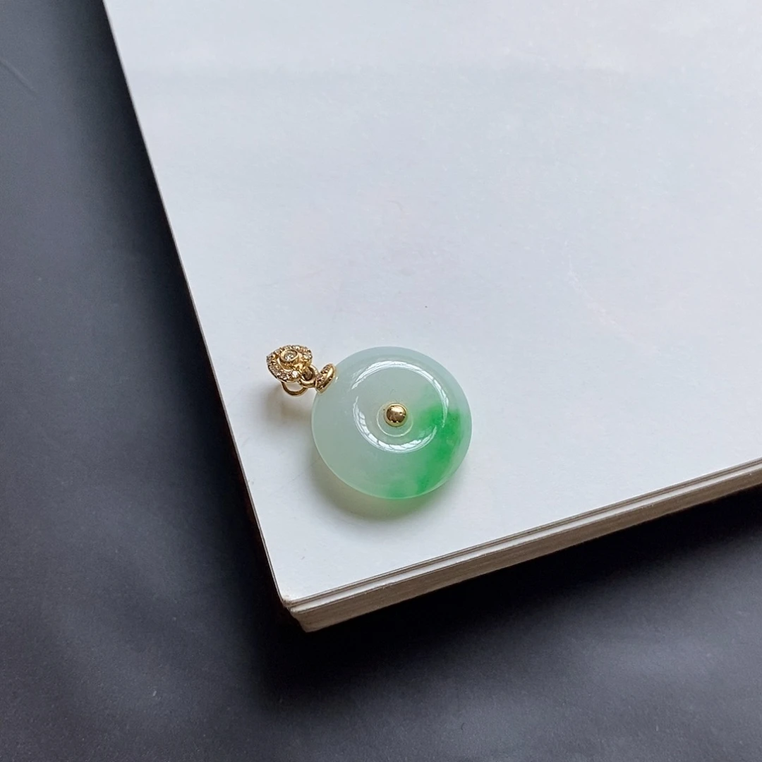 翡翠颈饰18K金镶嵌绿花小肉扣