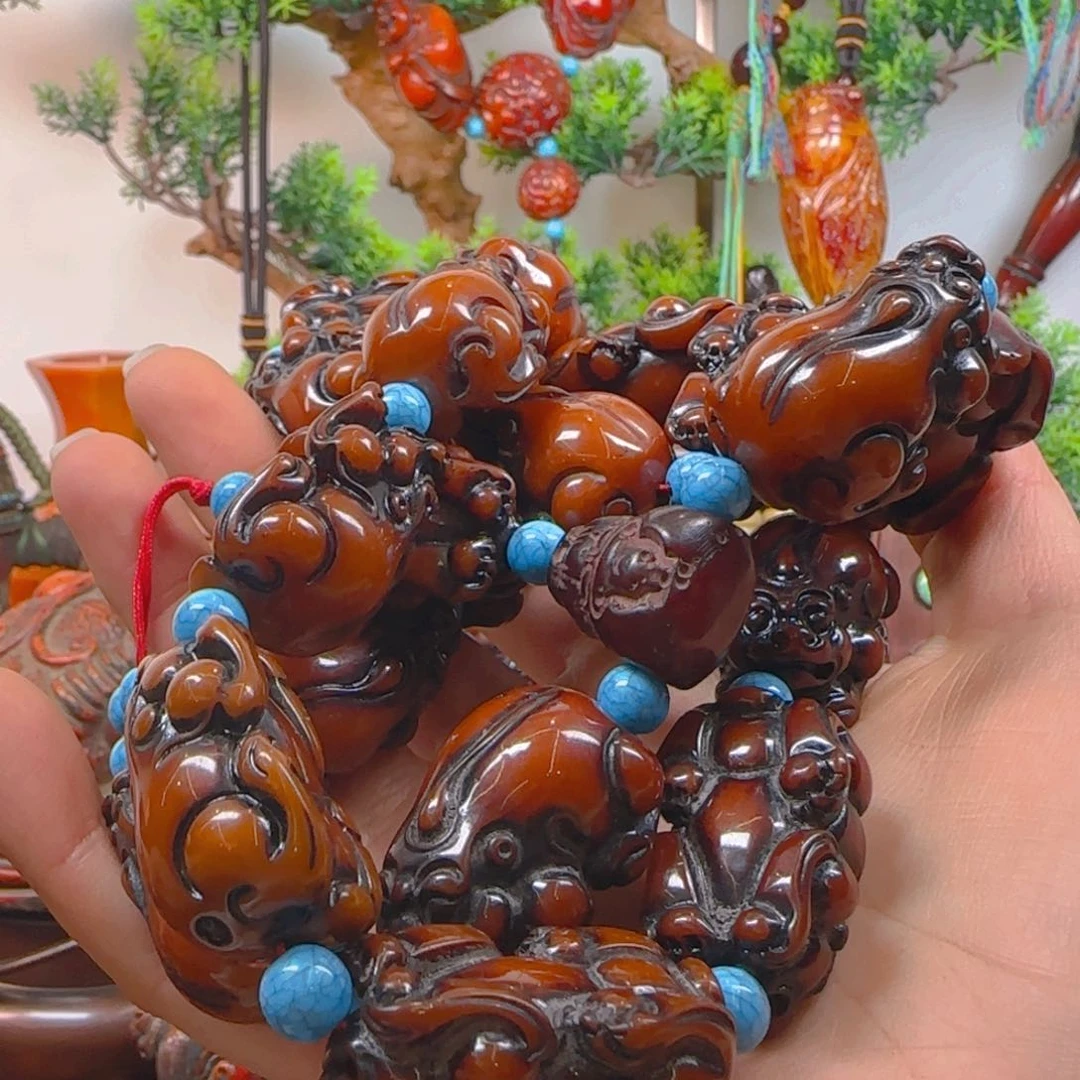 琥珀裸石未镶嵌手持