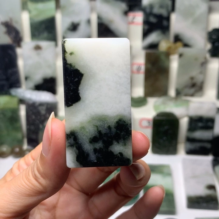 独山玉未镶嵌颈饰