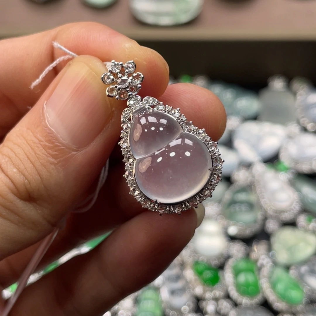 翡翠18K金镶嵌颈饰葫芦