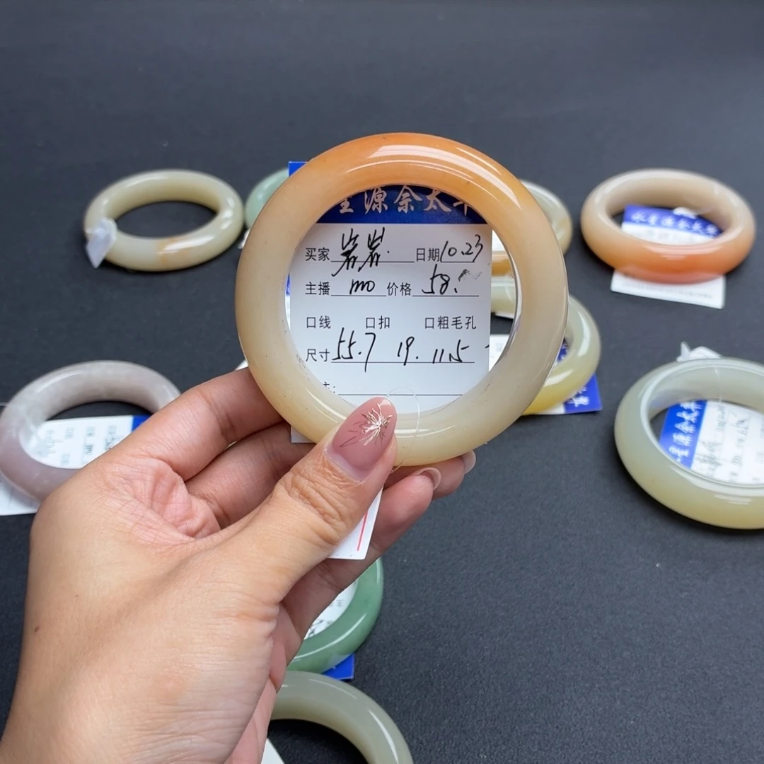 岩****石英质玉未镶嵌手镯